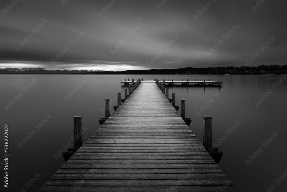 Fototapeta premium Badesteg am Starnberger See, Bayern, Langzeitbelichtung in schwarzweiß