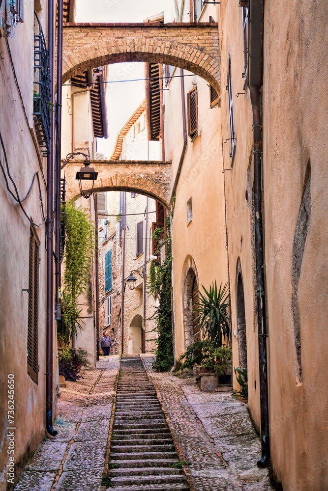 trevi, italien - pittoreske gasse mit torbogen in der altstadt