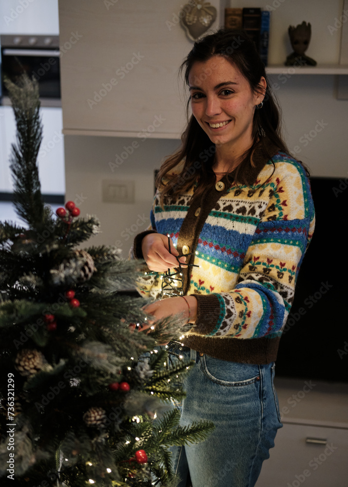 Foto scattata ad una ragazza durante un allestimento per Natale.
