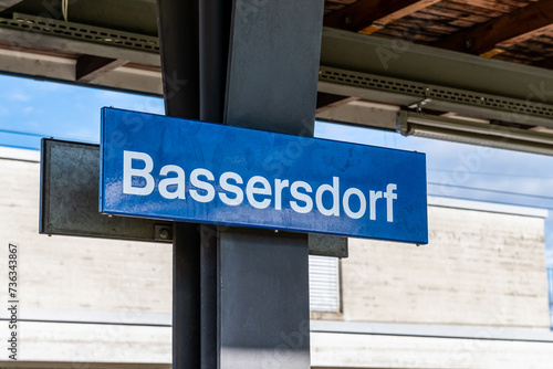Bahnhofsschild von Bassersdorf