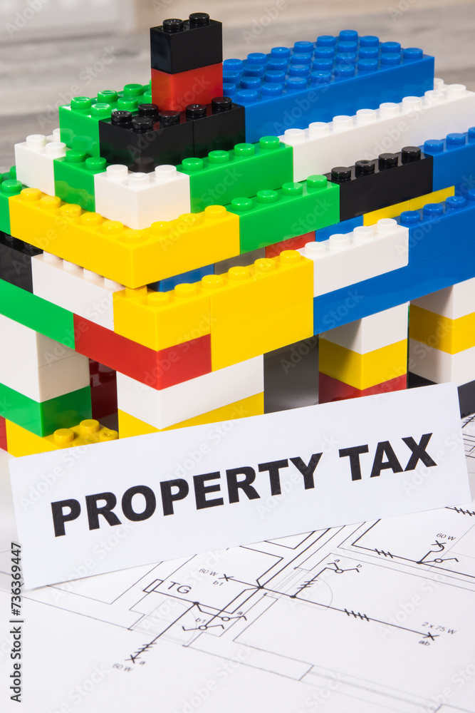 Φωτογραφία Inscription property tax, house made of colorful blocks and electrical installat