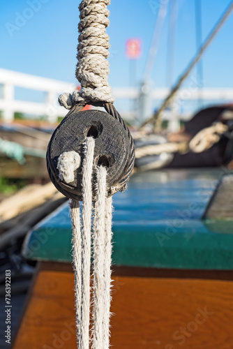 Seilrolle, Flaschenzug und Tauwerk für ein Segelboot mit nautischem Seil.