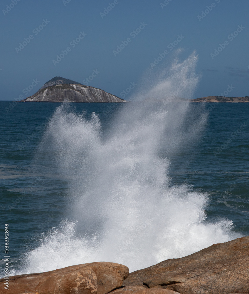 Obraz premium Big waves caused by the undertow crashing against the rocks at Rio de Janeiro, Brazil