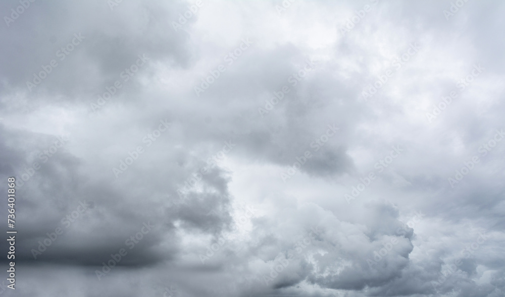 Obraz premium Rainy cloudy grey sky before rain
