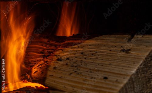 Obraz na płótnie Flame from a burning log w salonie