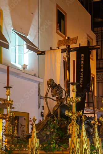 semana santa de Sevilla, paso alegórico del triunfo de santa cruz sobre la muerte, la canina	