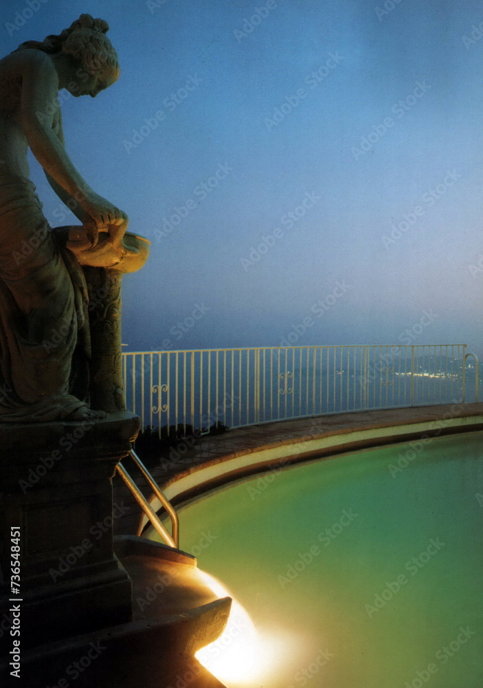 piscina con statua di notte piscina con statua di notte