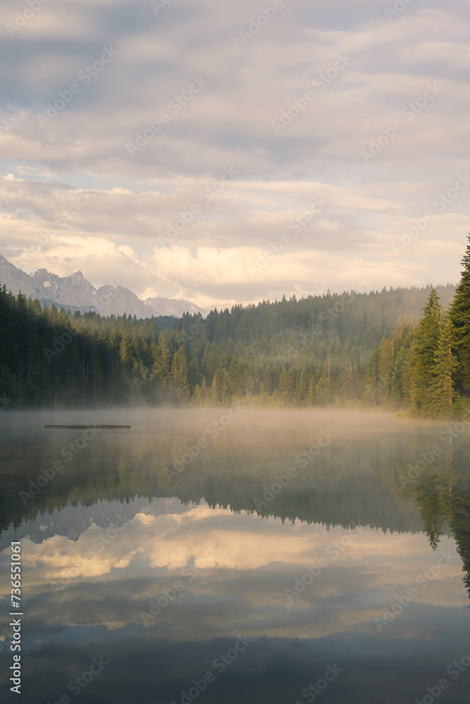 Fototapeta premium Bergsee mit Spiegelung