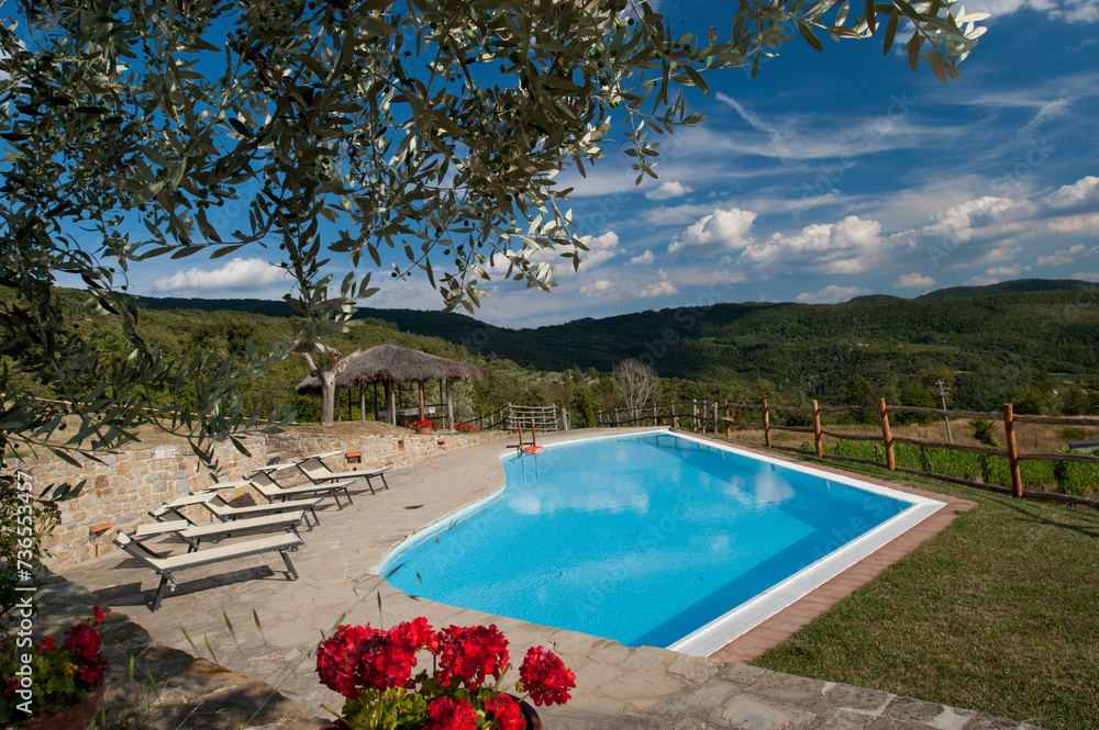 piscina spettacolare in toscana