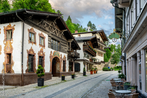 Tableau sur toile Historic buildings at the old town of Garmisch-Partenkirchen