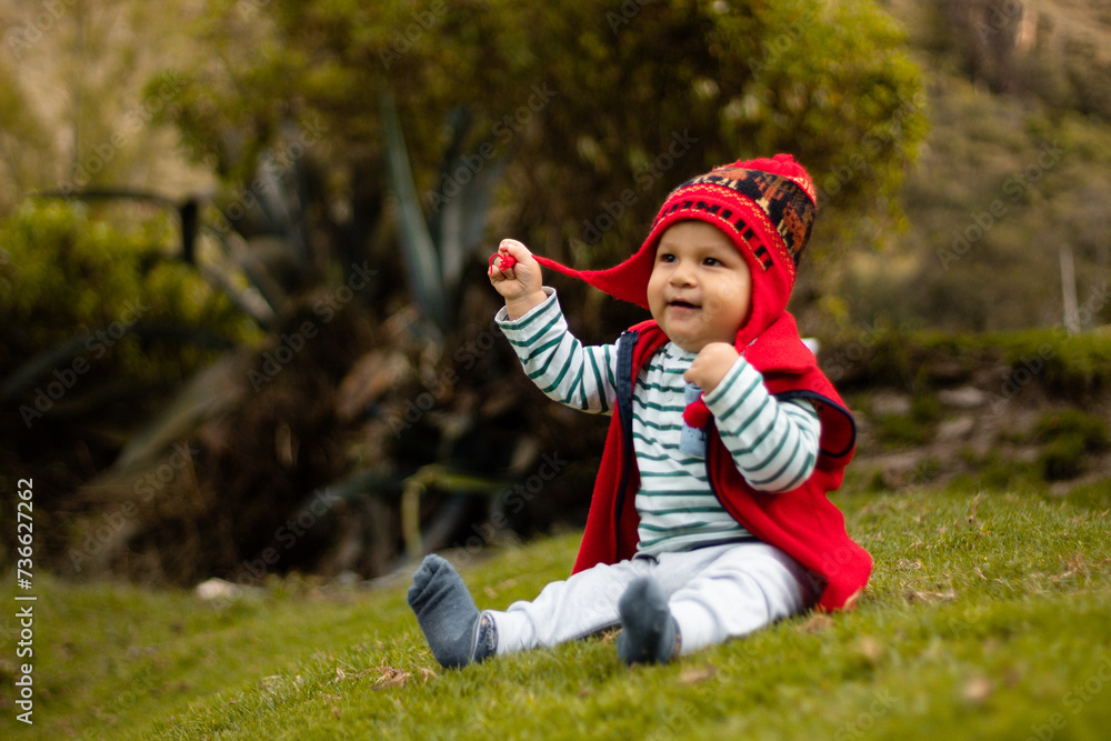Un bebé con chullo tejido Dulce sonrisa andina, Un bebé sonriente con su chullo tejido, estilo de vida, saludable ,quechua, aire libre Un bebé con chullo tejido Dulce sonrisa andina, Un bebé sonriente con su chullo tejido, estilo de vida, saludable ,quechua, aire libre