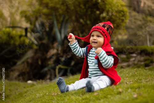 Un bebé con chullo tejido Dulce sonrisa andina, Un bebé sonriente con su chullo tejido, estilo de vida, saludable ,quechua, aire libre