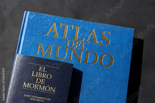 imagen de el libro de mormón y el atlas del mundo. photo