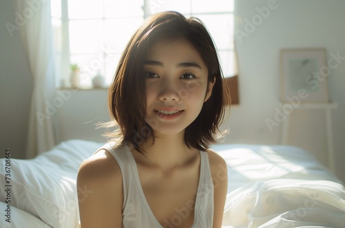 日差しの中で微笑む女性 寝室 Free Download 日差しの中で微笑む女性 寝室 - GFXLoad