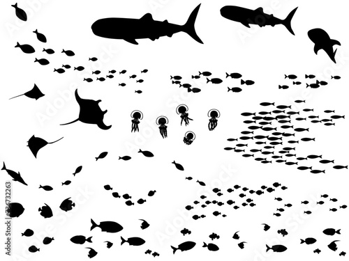 魚の群れと水棲動物のデフォルメシルエットイラスト