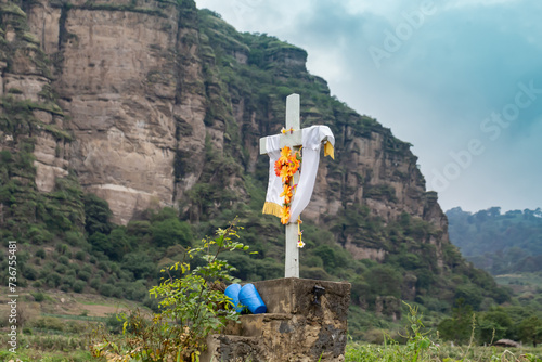 Cenotafios populares mexicanos en medio de vegetación photo