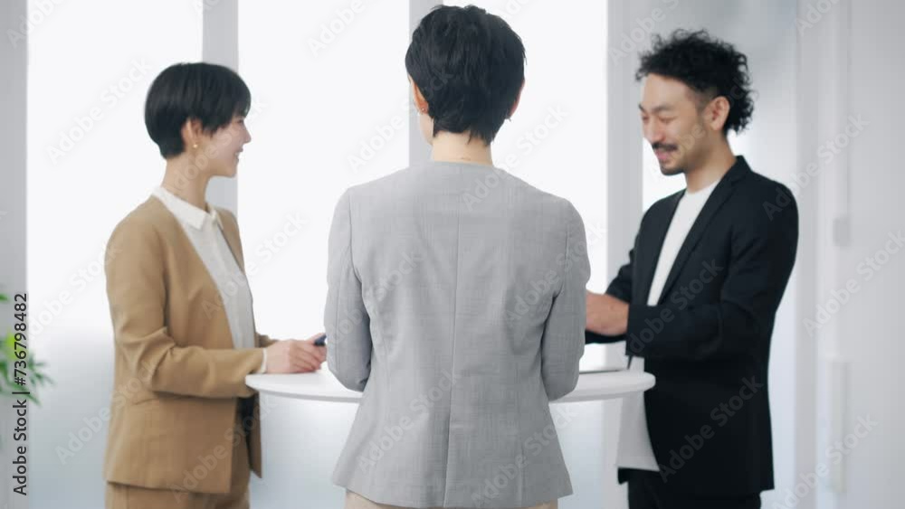 オフィスでミーティングするグループ