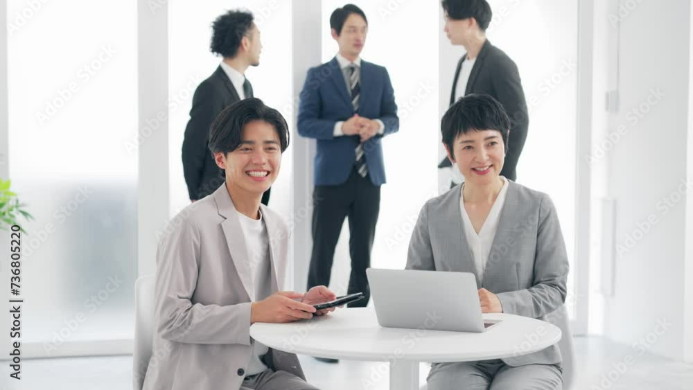 笑顔のビジネスパーソンのグループ