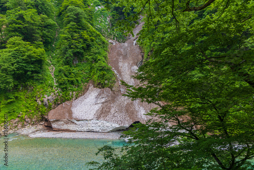 日本の風景 夏の黒部峡谷 黒部万年雪 