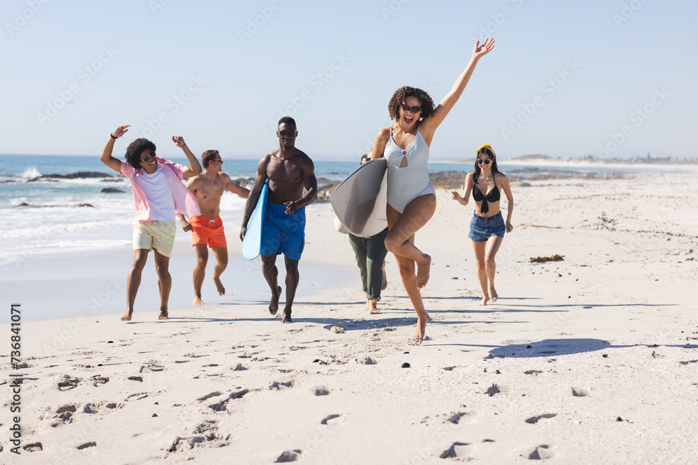 Obraz premium Diverse friends enjoy a day at the beach