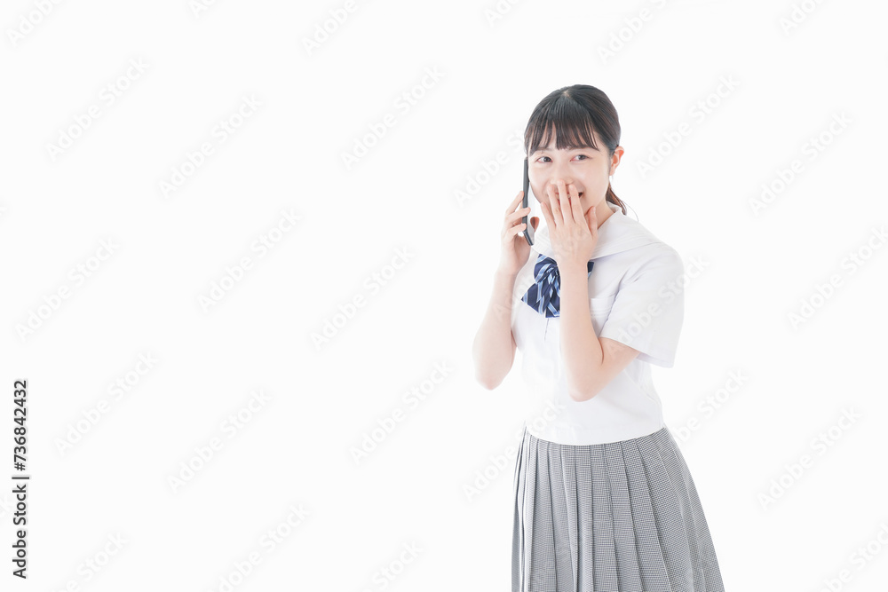スマホを使う制服姿の女子学生 スマホを使う制服姿の女子学生