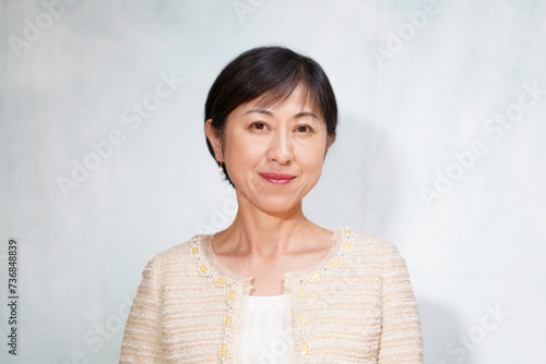 ビジュー付きツイードジャケットを着た中年女性