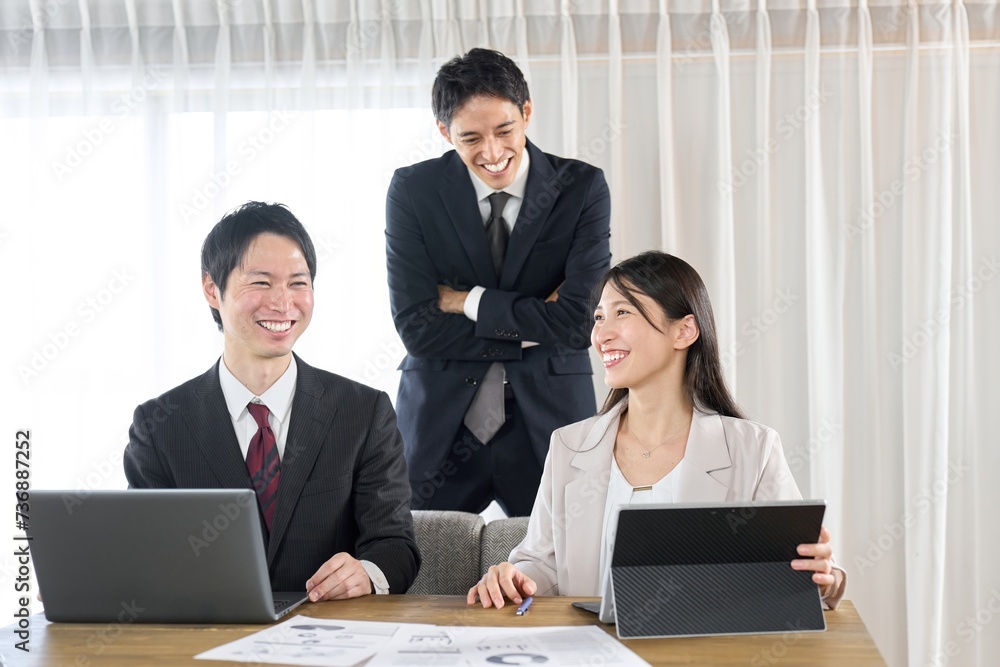 笑顔で会話をするビジネスパーソン 笑顔で会話をするビジネスパーソン