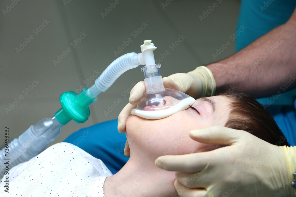 Fotografie A child with an oxygen mask on his face