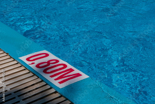 Obraz na płótnie Depth marking at the edge of the pool. A small depth of 0.8 m in the children's pool. w salonie