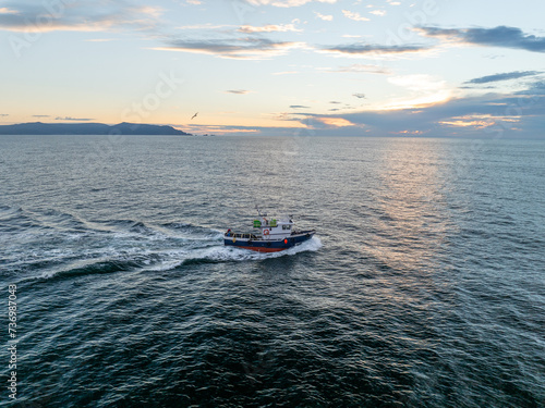 Barco pesquero al atardecer © ZonaFreeDrone