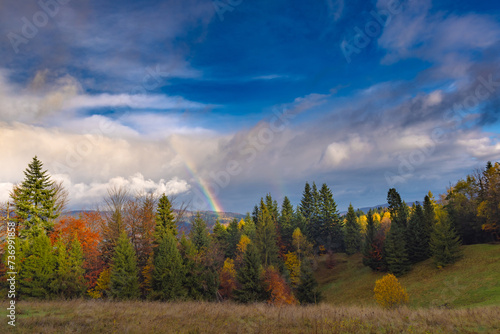 Zielony szlak nad Piwniczną-Zdrojem na Eliaszówkę jesienią. Jesienny krajobraz. © rogozinski