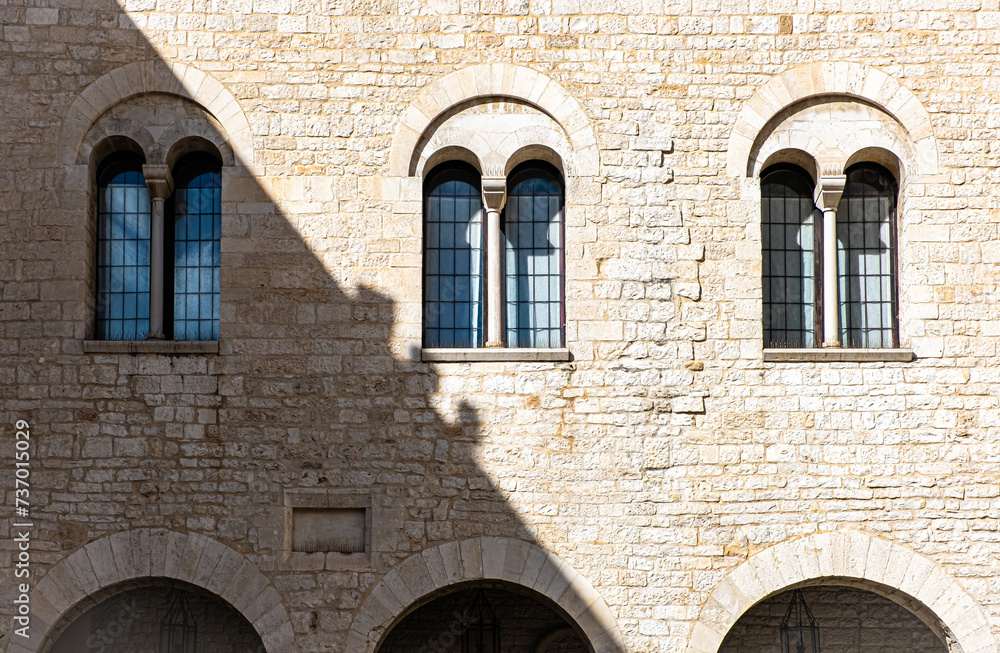 double light mullioned windows of the Basilica di San Nicholas ( Basilica di San Nicola) in the historic centre of Bari, Puglia region, southern Italy, Europe