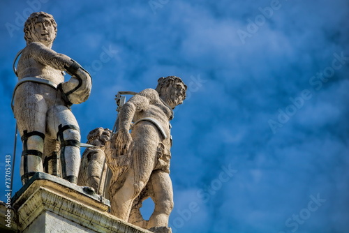 vicenza, italien - statuen an der basilica palladiana photo