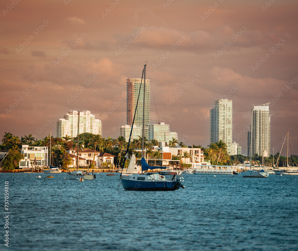 Naklejka premium city skyline at sunset sea boat miami 