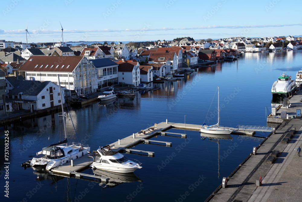Blick auf einen kleine Hafen im Smedasundet in Haugesund (Bootsteeg, Anlegestelle), Schiffe, Norwegen