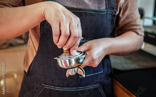 фотографія Close-up of hand Barista cafe making coffee with manual presses ground coffee us