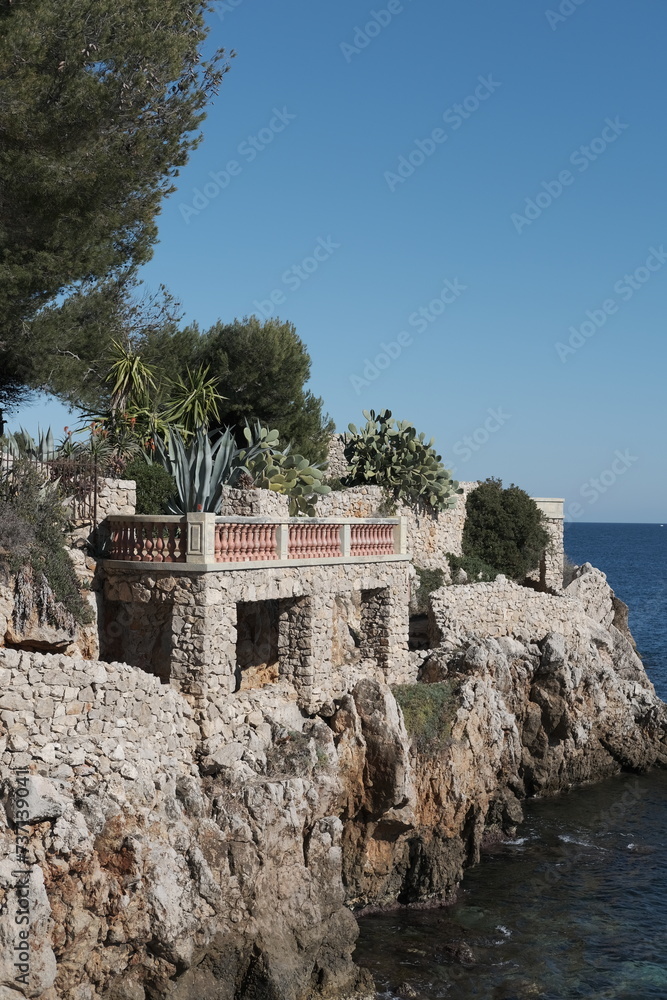 Cap d'antibes sentier du littoral mer rochers nature