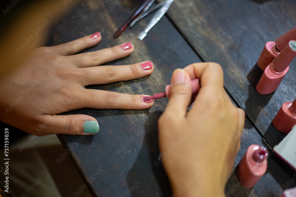 Naklejka premium Select focus Asian women's nails I'm decorating my fingernails at home.