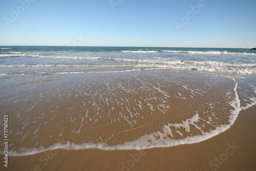 Plage de Frontignan, plage des Aresquiers, plage naturiste, sable, écume, Mer Méditerranée, Hérault, Occitanie, Languedoc