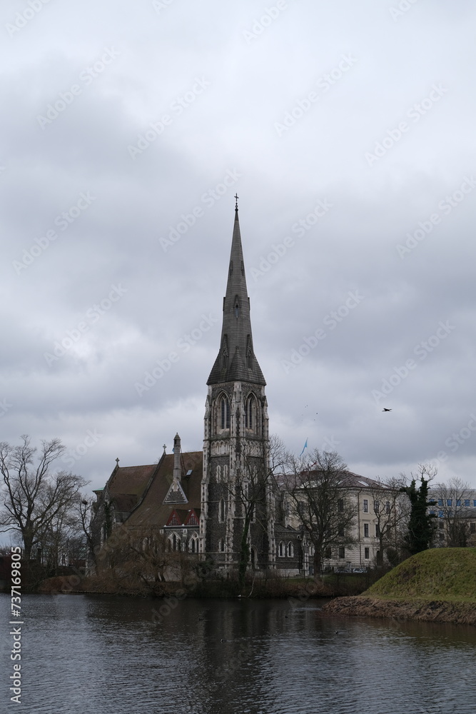 monument ciel gris