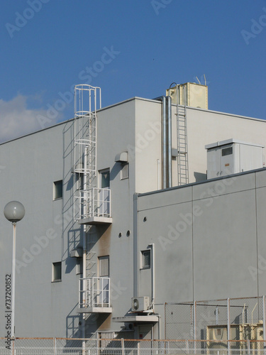 ビル側面の屋上へ上がる梯子。
日本の建物。