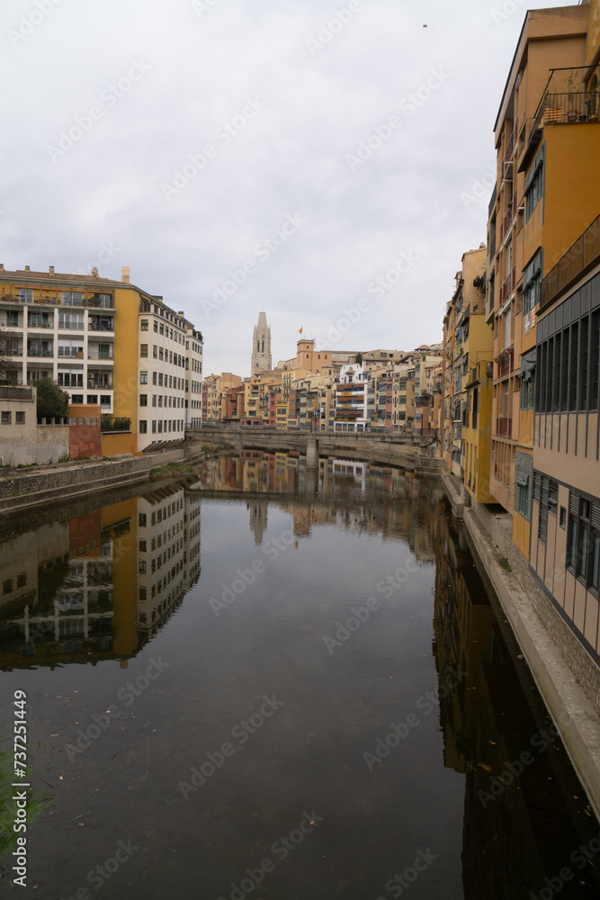 Girona bei bedecktem Himmel
