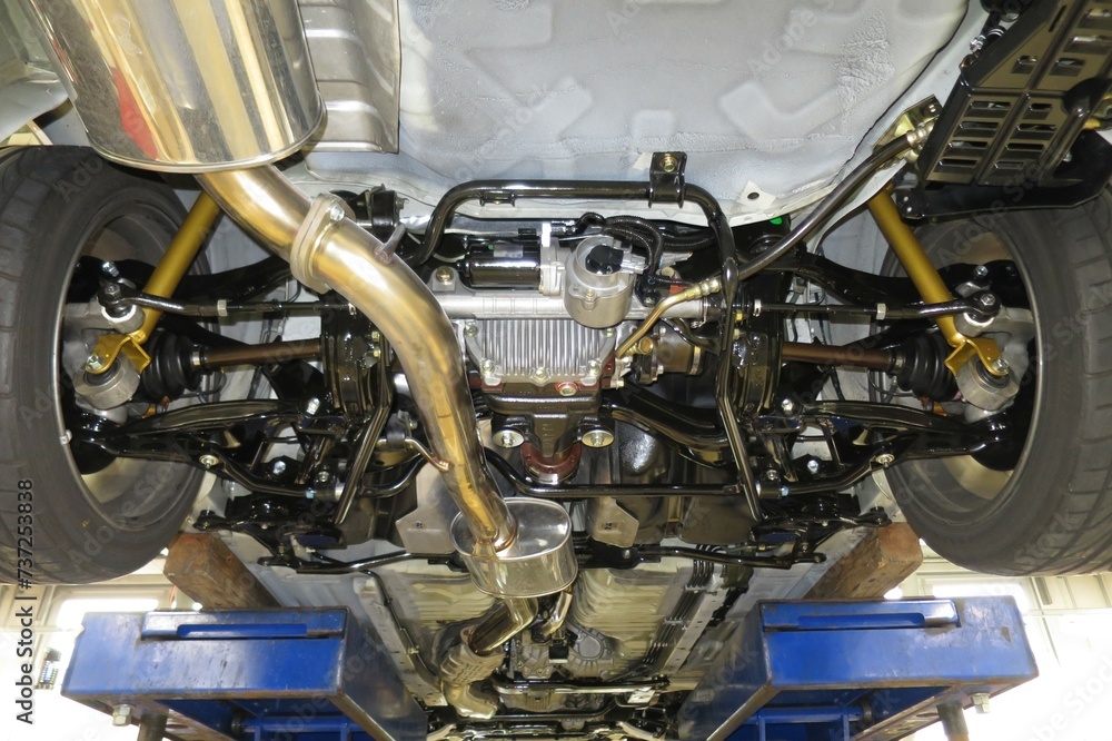 Obraz premium 【自動車メンテナンス】リフトアップした自動車のフロア下