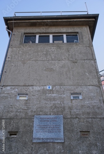 Φωτογραφία Berlin, Germany - Jan 28, 2024: An old watchtower named after Gunter Litfin who was the first to be killed by border guards while trying to escape from East Berlin