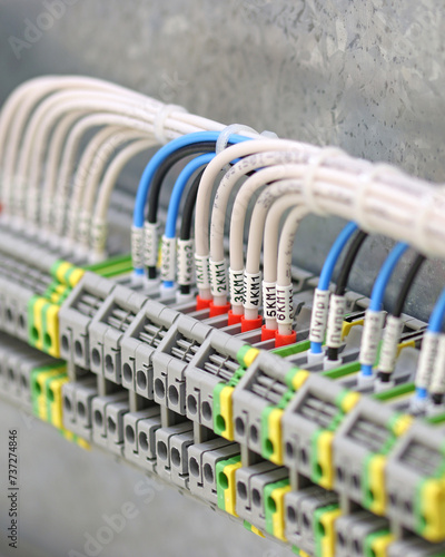 Electric screw connection terminals for connecting loads using electric copper wires.