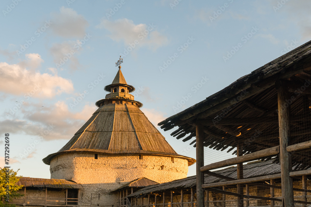 Obraz premium Pskov, Russia, September 6, 2023. Pokrovskaya tower and the roof of the fortress gallery at sunset.