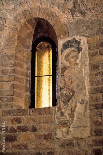 Obraz na płótnie mantua, italien - fenster mit fresko in der romanischen rotonda di san lorenzo w salonie