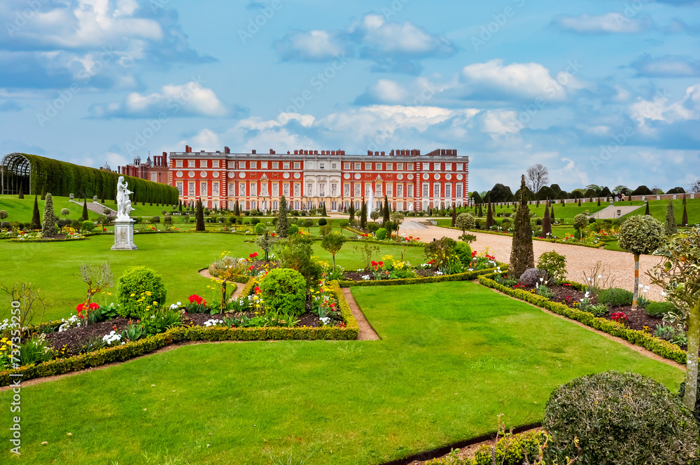 Obraz premium Hampton Court palace and gardens in London