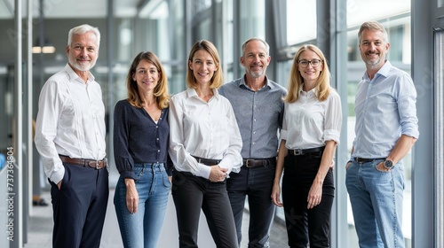 groupe des dirigeants avec collaborateurs et collaboratrices de l'entreprise dans toute sa diversité et la variété de ses profils