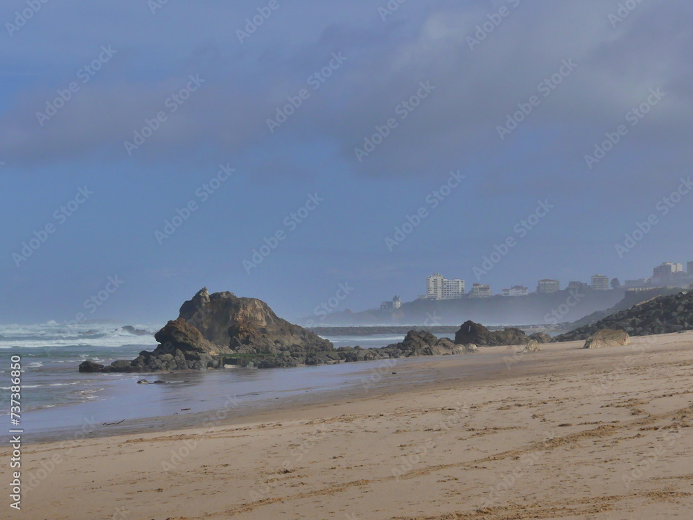 Vagues fortes et rocher sur une plage de la côte Basque